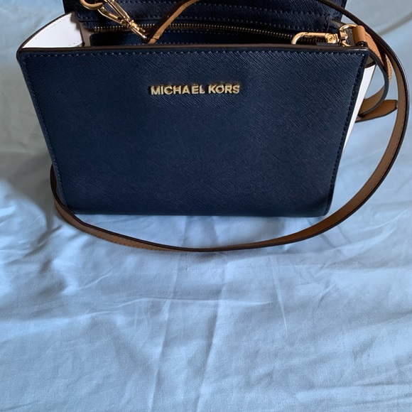 Micheal Kors crossbody - Picture 2 of 4